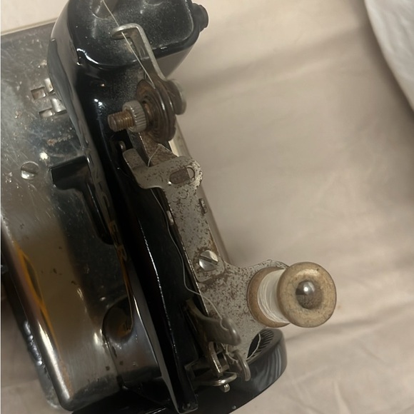 Singer Miniature Sewing Machine - Picture 3 of 8